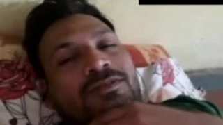 الرجل المتزوج يحتفل كل مساء و يمارس الجنس مع زوجته الساخنة في منزلها