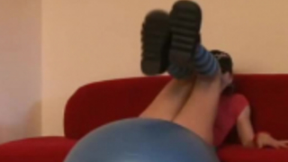 المراهق النحيف يعطي تدليكًا على القضيب لرجل تريد ممارسة الجنس معه