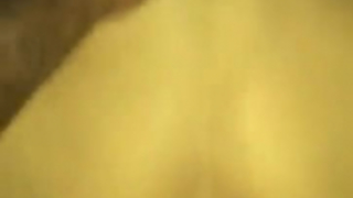 الرجل الأسود يتأكد من أن الجدة ذات الثوب الوردي لا يمكنها العودة إلى المنزل من العمل