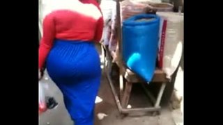 فتاة عربية ذات بزاز كبار يتعقبها شاب ويصور طيزها الكبيرة الهزازة