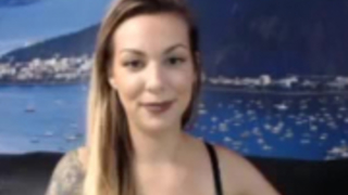 أغلقت فاتنة التشيكية الكبيرة في الملابس الداخلية سروالها لأن شريكها يستمع إلى معطينها