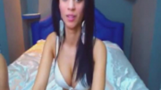 امرأة سمراء رائع التقط نجار مسمر على ركبتيها