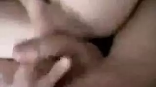 جبهة مورو الساحرة والرائعة تمارس الجنس الشرجي الأول أمام الكاميرا ، في غرفة نومها