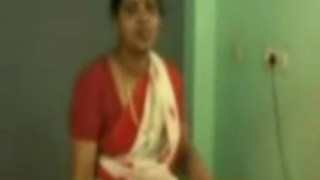 عاملة التنظيف الهندية تفرك قضيب رجلها بيديها الكبيرتين الناعمتين أثناء تواجدها في المكتب