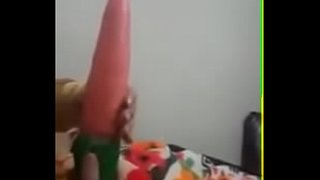 ممحونة لم تجد فحل يركبها فاستعملت الجزر تنيك كسها و تتلذذ