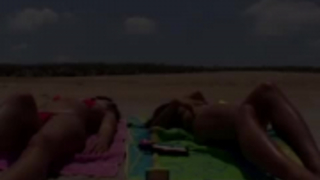 يلعب فاتنة بيكيني الساخنة القذرة بأصابعهم وألعاب الحب مثليه، في حفلة شاطئ خاص