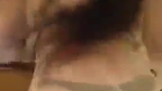 اثنين من السمراوات السرياء الساخنة يتبولون على الأرض أثناء وجود الثلاثي مثليه عاطفي.
