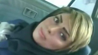 سكس يمنى شرموطة يمنية تتناك فى السيارة بكسها المحلوق