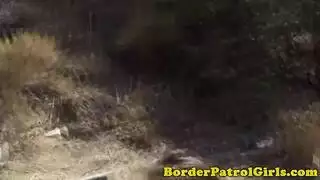 الجندي ينيك القحبة في خرم طيزها وهي تحاول التسلل عبر الحدود