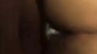 الرجل الأسود يمارس الجنس مع كتكوت ساخن للتدخين أمام الكاميرا ، حتى يتم استنفادها.