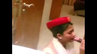 فضيحة مضيفة طيران الخطوط الاماراتية تمص الزب و يجبهم في فمها وهي بالحجاب