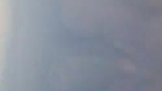 امرأة ناضجة تضاجع شابًا أصغر سنًا بجانب حمام السباحة الخاص بها ، بينما يكونان بمفردهما
