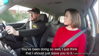 المرأة تمارس الجنس في السيارة مع هذا الرجل المجهز