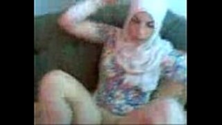 ترضع زبي محجبة جميلة جدا و شفتيها حول راس زبي الواقف النافر