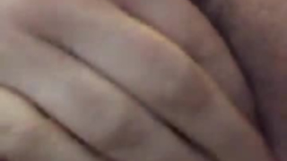 ذهبت جينا وصديقها إلى غرفة النوم لمشاهدة فيلم يجب أن يكون الزوجان في مشاهدة الحركة.