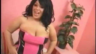 ممتلئة الجسم BBW ، دي ويليامز تقدم دروسًا جنسية مجانية لفتاة جديدة في غرفة المعيشة
