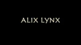 أليكس لينكس تعطي رأسها أثناء تسميرها بلعبتها المفضلة