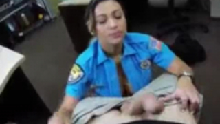 ضباط الشرطة العراة يمارسون الجنس مع الرجال بدلاً من القيام بعملهم ، والاستمتاع بكل ثانية منها.
