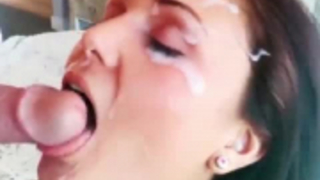 يوم سيينا يحصل مارس الجنس عميقا في الحمار، أمام حمام السباحة.
