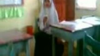 بنت محجبه تصور كسها فى حجره الدراسه