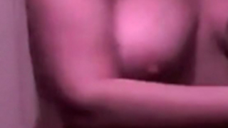 زوجة شقراء مفلس، ميا مالكوفا على وشك البدء في ركوب ديك بجد في سريرها.