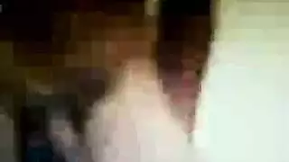 وقحة عربية شابة مع الضفائر على وشك البدء في إعطاء المص بالأرجال التي تريدها أن يمارس الجنس.