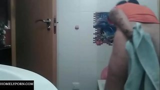 زوج يصور زوجته في الحمام وهو يمارس معها الجنس ويدعو الجميع للاستمناء عليها