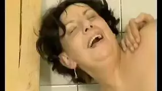 امرأة سمراء الساخنة مارس الجنس في غرفة النوم