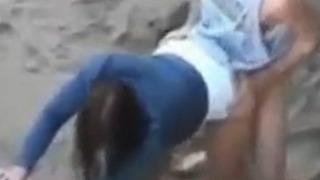 نيكة حامية جدا و شاب ينيك حبيبته بمحنة خلف الصخرة