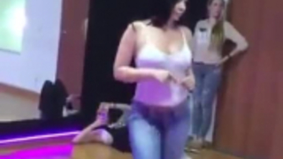 فتاة ساخنة مع اسطوانات الآيس كريم اللعب قبل إعطاء شريحة الجنس