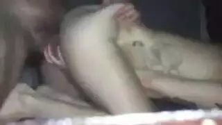 امرأة سمراء اليابانية حبر مع الوشم ضربات الديك ويحصل على مارس الجنس على الأرض.