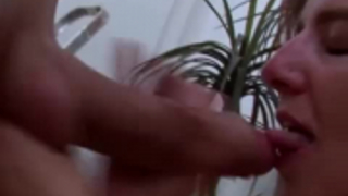 امرأة سمراء الألمانية مكشوف والإصبع خطف حلقها
