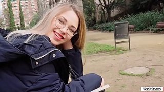 شقراء الروسية تمتص الديك مقابل المال