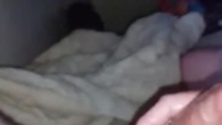 تركت شقراء مفلس لها تنورة قصيرة زرقاء بينما كانت تمتص قضيبًا صلبًا صخريًا
