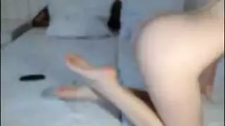 أمي كبيرة الصدر في مشد وردي حريصة جدًا على أن تمارس الجنس أثناء تصوير فيديو على الويب