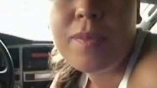 امرأة سمراء في سن المراهقة يحصل على بوسها دمرت من قبل بي بي سي في السيارة.