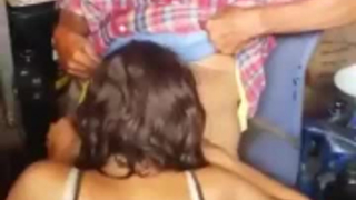 ثلاث فتيات محظوظات ورجل يتمتعون بمجموعة ثلاثية لطيفة ويحبونها ، وهذا واضح