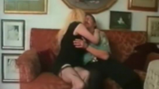 ناضجة شقراء مص على الديوك والحصول على بوسها مارس الجنس