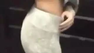 المغنية الهواة بيلا سويرل تقف عارية في ملابس داخلية ضيقة بدون حمالة صدر