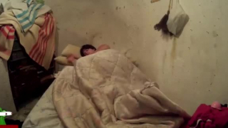 تتعرض امرأة مكممة للتعذيب لا تعرف عن الكاميرا الخفية في غرفة نومها