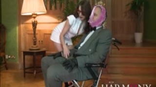 يجب أن تكون الممرضة الكسيس هادئة أثناء اللعب بحلمتيها