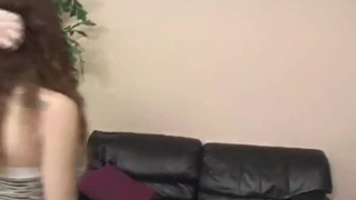 امرأة سمراء غريبة مع شعر كس ، خديعة لوبيز راكعة على الأرض ، بينما تحصل على خبطت جيدة