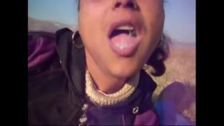 ترضع و تلحس الزب و تشرب حليبه بعدما يقذف في فمها