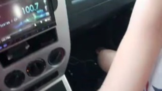 زوجان يمارسان الجنس في سيارتها أثناء وجود والدتها في المنزل