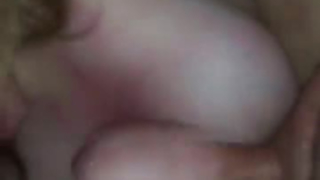 تحب أحمر الشعر بصورة عاهرة في ملابس داخلية ضخمة أن تمارس الحب مع زوجين في سريرها الضخم