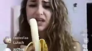 الفتاة الحلوة ، كاساندرا تسجل مشهدًا جنسيًا وتحاول إنشاء مقطع فيديو إباحي