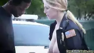 سكس أمريكي ثلاثي مع شرطية ساخنة تمص الزب الأسود و تتناك منه في الشارع