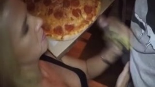 رجل توصيل البيتزا يحصل على نائب الرئيس منتفخ في جميع أنحاء صاحب الديك