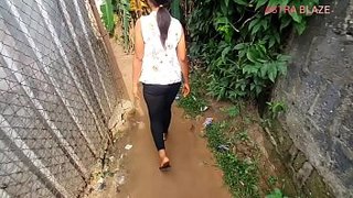 امرأة سمراء التي تضع ديك ديتاماي بين حلمته