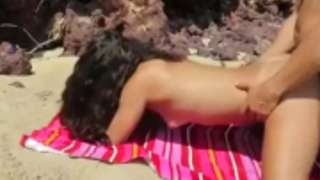 فاتنة الشاطئ النحيف في فستان شير على وشك الحصول على مارس الجنس في شقتها